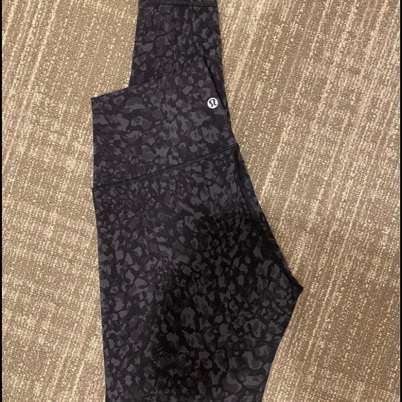 Lululemon Wunder Under leggings black leopard camo - Picture 2 of 2